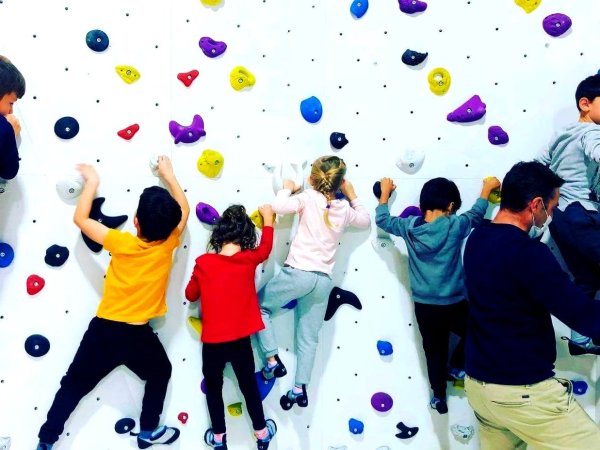 seance d initiation avec les enfants a la salle d escalade bloc session a lyon