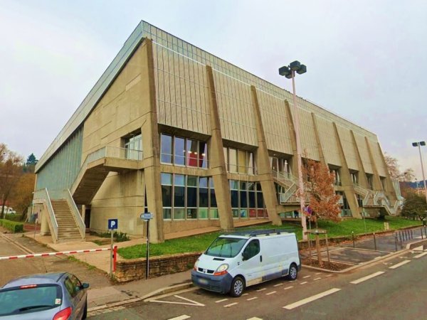 abords batiment piscine publique vaise