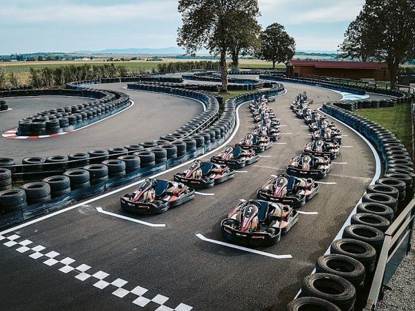 ligne de depart sur piste de karting exterieure de kart origins a corbas