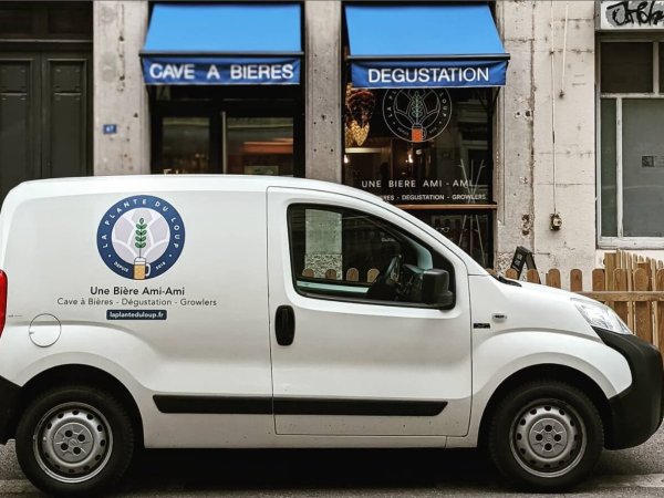 camionnette de livraison garee devant le bar a bieres artisanales la plante du loup a lyon
