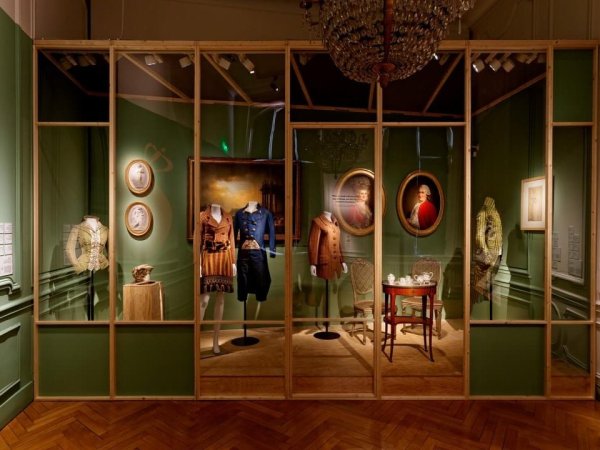 scenographie de costumes epoque dans le musee des tissus et des arts decoratifs de lyon