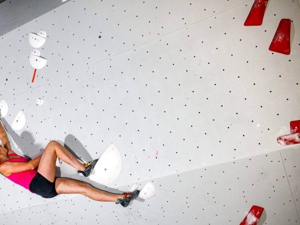 femme en pleine  seance d escalade a la salle bloc session beynost a lyon