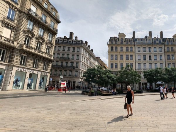 passants et promeneurs sur la place des jacobins a lyon