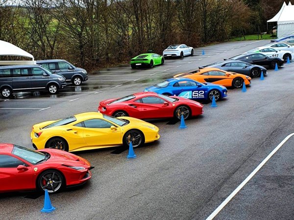 les voitures prenant le depart au circuit du laquais a lyon