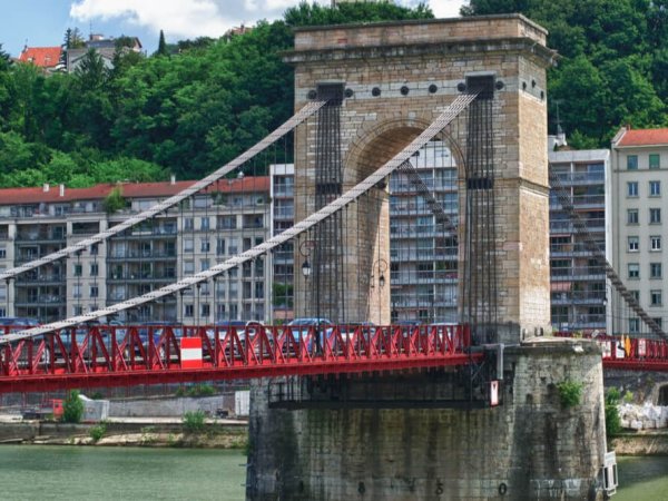 imposant pilier de pierre de la passerelle masaryk