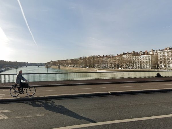 voie pietonne vue sur le rhone depuis pont morand lyon