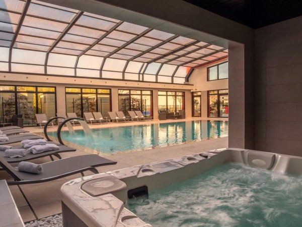 bain a remous de l hotel kyriad prestige et spa de lyon saint priest