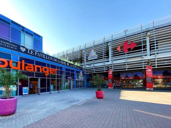 boutiques carrefour et boulanger au centre commercial carre de soie a lyon