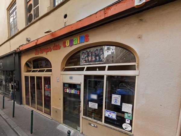 devanture et entree du bar ambiance retro le temps des copains a lyon