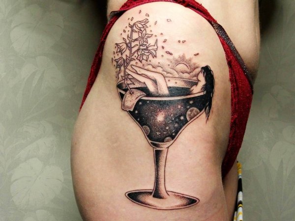 tatouage original femme sur le flanc signe inky dinky tattoo a lyon