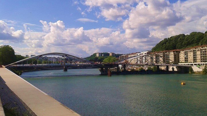 vue ensemble sur le pont schuman a lyon
