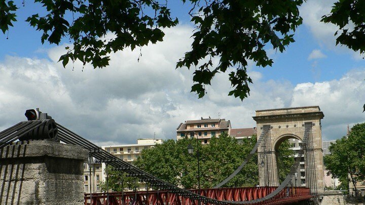 la passerelle masaryk au dessus de la saone