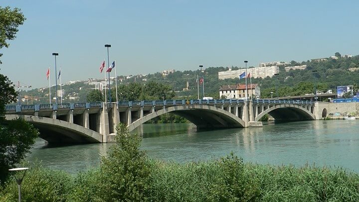 drapeaux flottants sur pont pasteur lyon