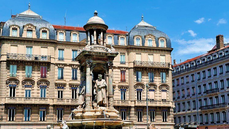 vue detaillee de la fontaine de la place des jacobins a lyon