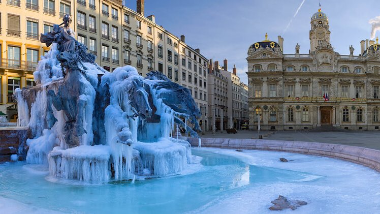 fontaine bartholdi glacee hiver place des terreaux lyon