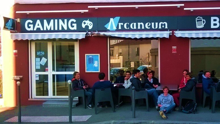 devanture terasse bar gaming arcaneum villeurbanne