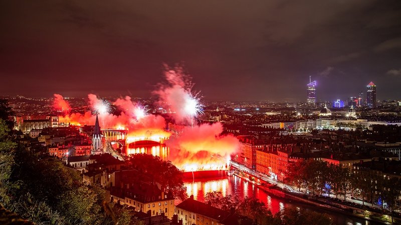 Image de la semaine&nbsp;: quand Lyon s’embrase au rythme des ultras de l’OL
