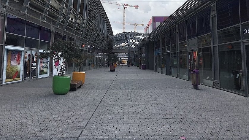 magasins et boutiques dans le centre commercial carre de soie