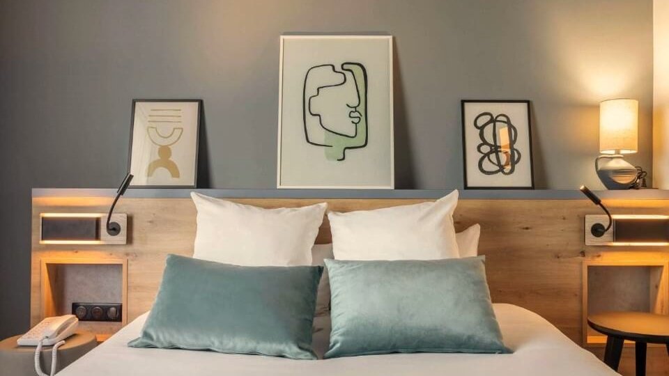 decoration chambre avec tete de lit en bois dans l hotel mercure l lisle d abeau