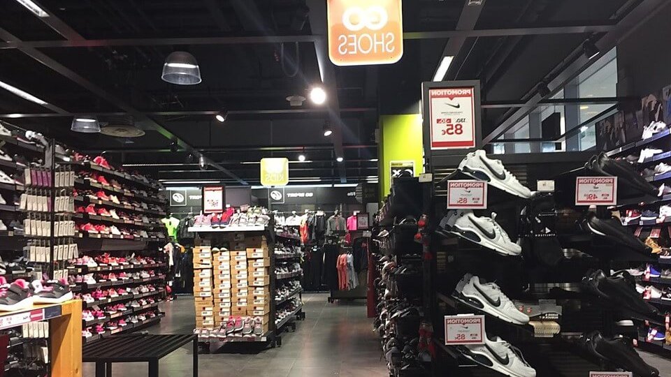 rayon chaussures running du magasin go sport de lyon dans le centre commercial confluence