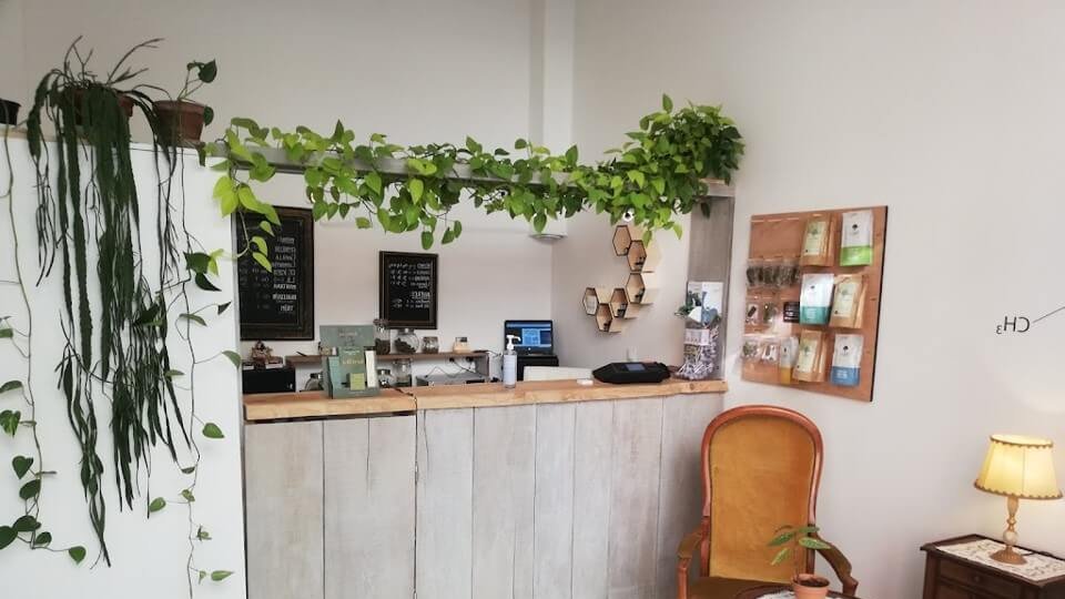 comptoir de vente en bois dans la boutique feel natural cbd a lyon