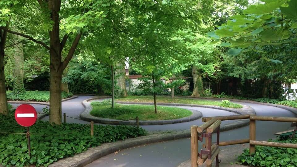 piste de mini karting ombragee entre les arbres du parc de la tete or