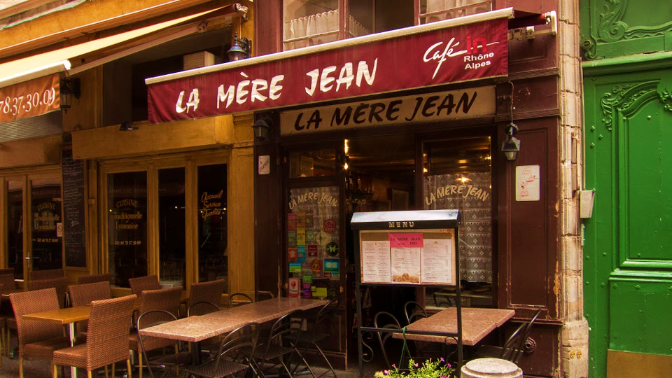 terrasse devanture bouchon lyonnais la mere jean