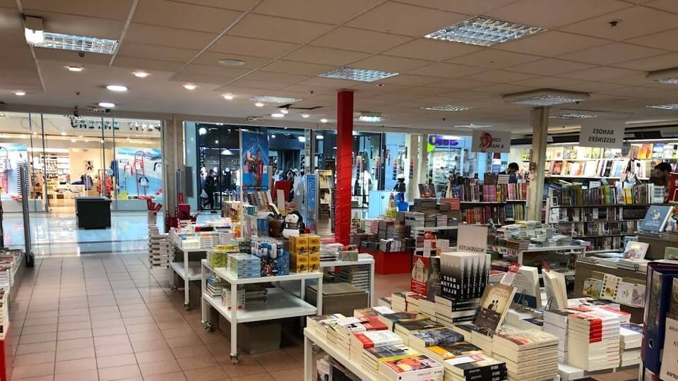 rayon romans et polars de la librairie decitre a ecully
