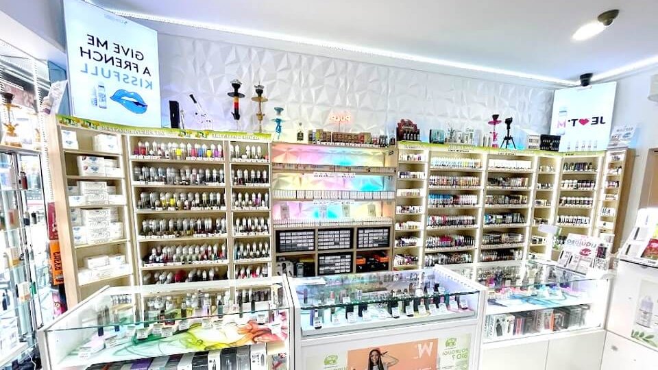 presentoirs de vente articles pour cigarette electronique dans la boutique smoke vape a lyon