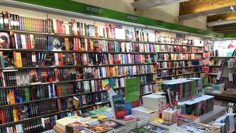 livres jeunesse dans la librairie decitre a ecully