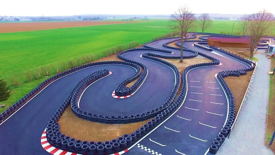 vue plongeante sur piste de karting de kart origins a corbas