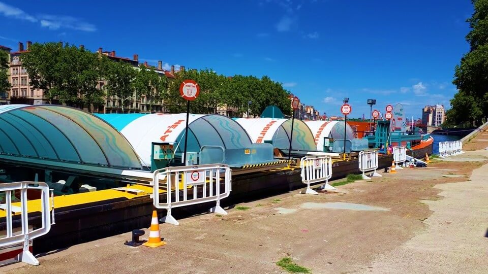 decheterie fluviale de lyon 5 amarree sur les quais de saone