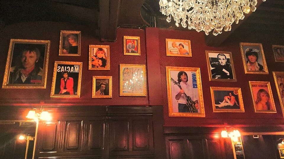 decoration murale avec affiches de chanteurs de variete dans le bar idole des jeunes a lyon