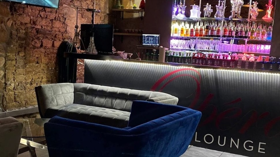 comptoir et canapes de velours dans le bar a chicha opera lounge a lyon