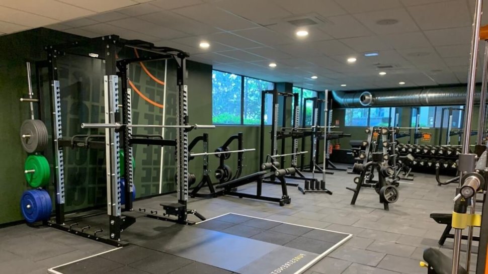 appareils lever de poids salle de sport basic fit lyon gerland