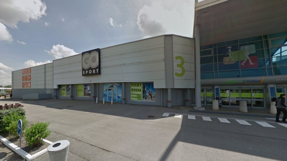 entree du magasin go sport dans le centre commercial 2 vallees a givors