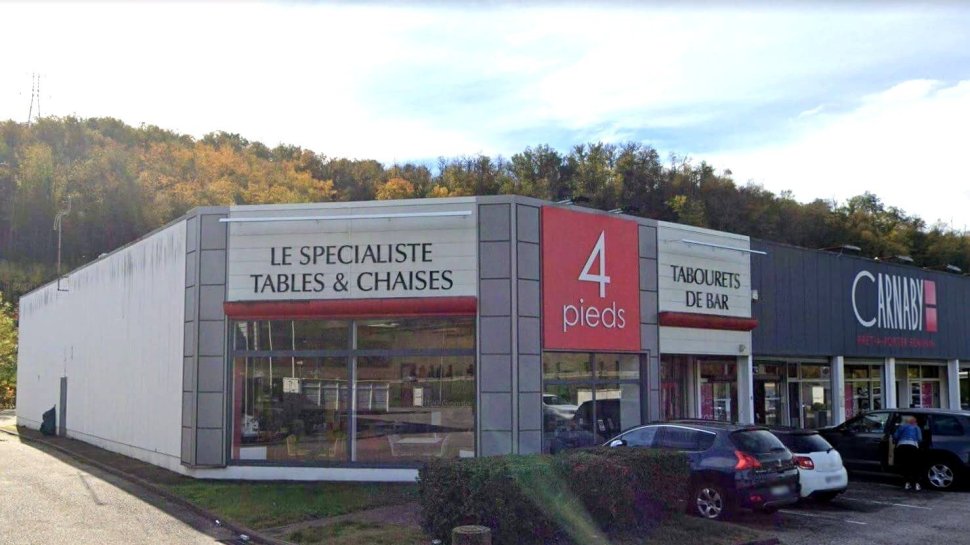 vitrine magasin meubles tables chaises 4 pieds givors