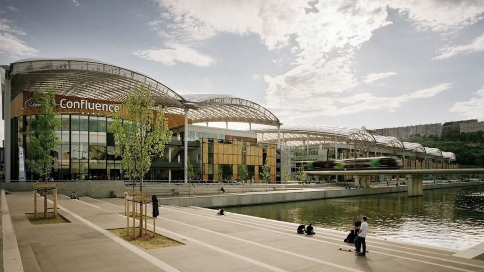vue extereieure ensemble centre commercial lyon confluence