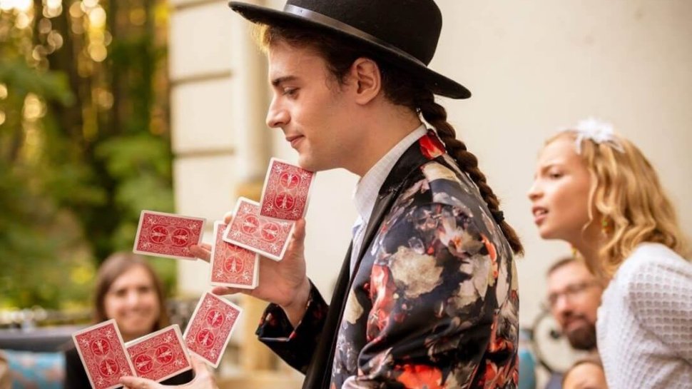 le magicien lyonnais lou malaurant realise un tour de cartes