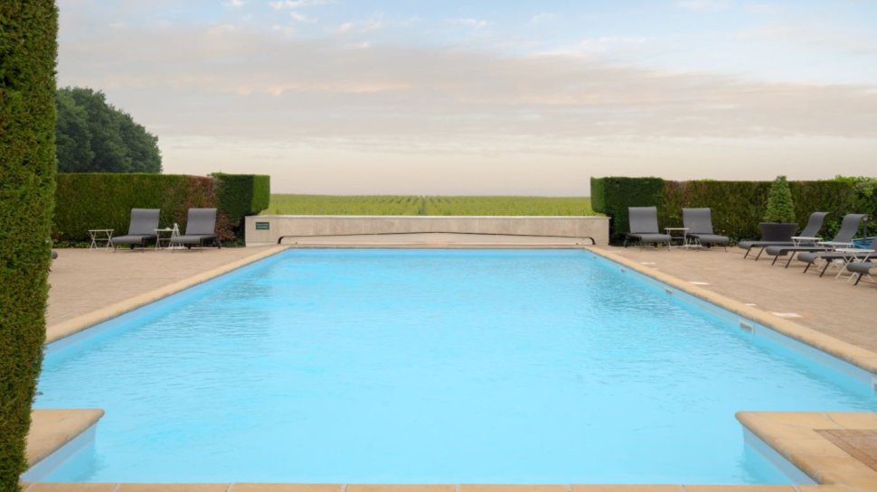 piscine exterieur vue sur champs hotel chateau spa pizay