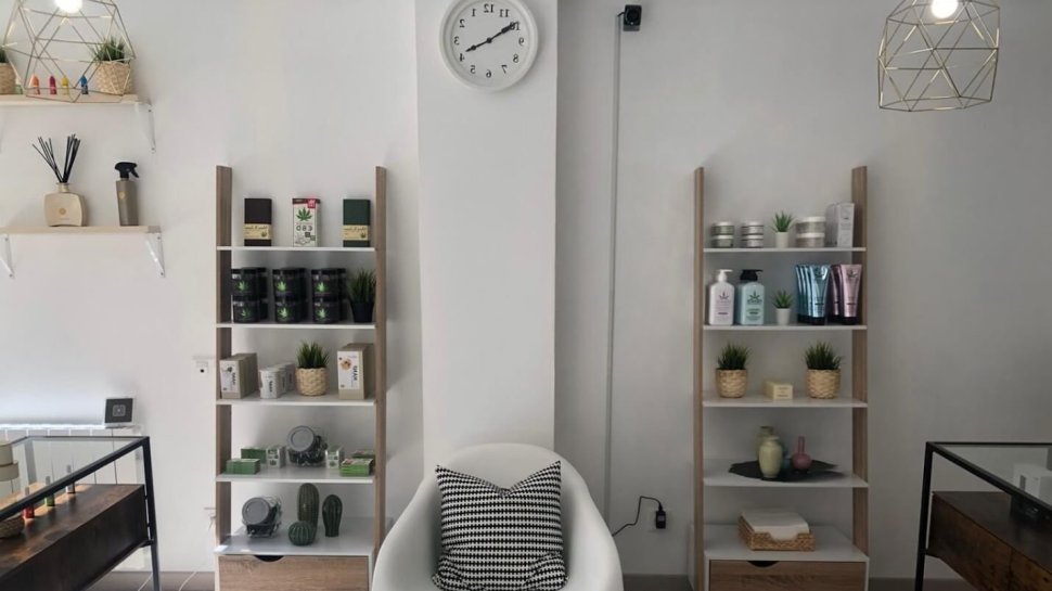 etageres salon accueil boutique cbd frenchy freeze lyon 5 place saint paul