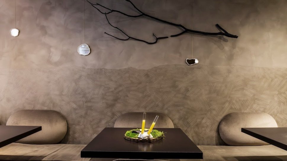 table banquette style brut nature restaurant gastronomique jeremy galvan lyon