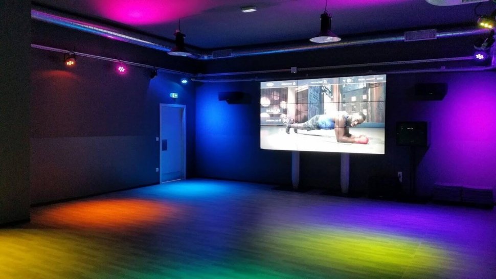 cours virtuels sur grand ecran salle de sport basic fit de vaise