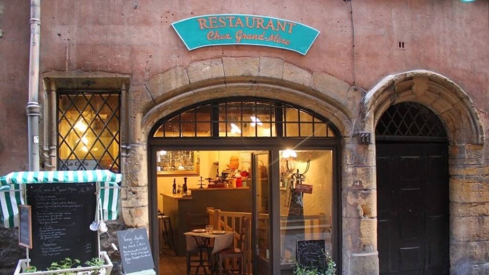 devanture du bouchon lyonnais traditionnel chez grand mere