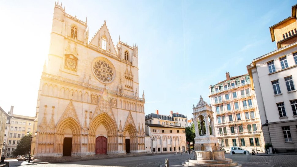 primatiale saint jean baptiste de lyon au lever du soleil