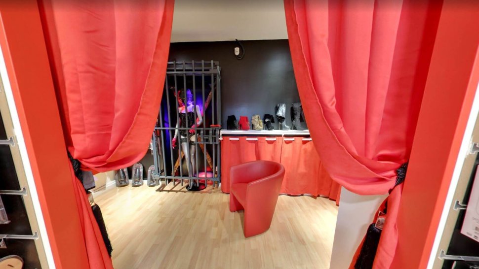 rideaux rouges a l entree des cabines d essayage du sexshop red district