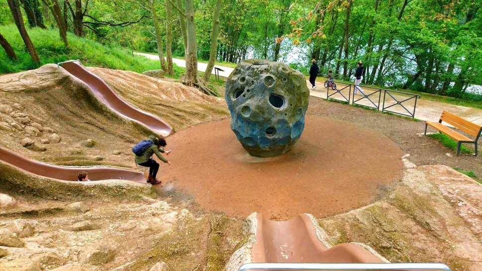 aire de jeux autour du meteorite au parc le genialithe a lyon