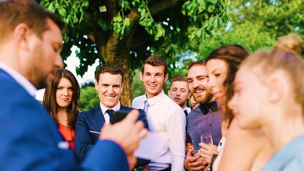 le magicien lyonnais herve troccaz realise un tour de magie digitale en close up lors un mariage