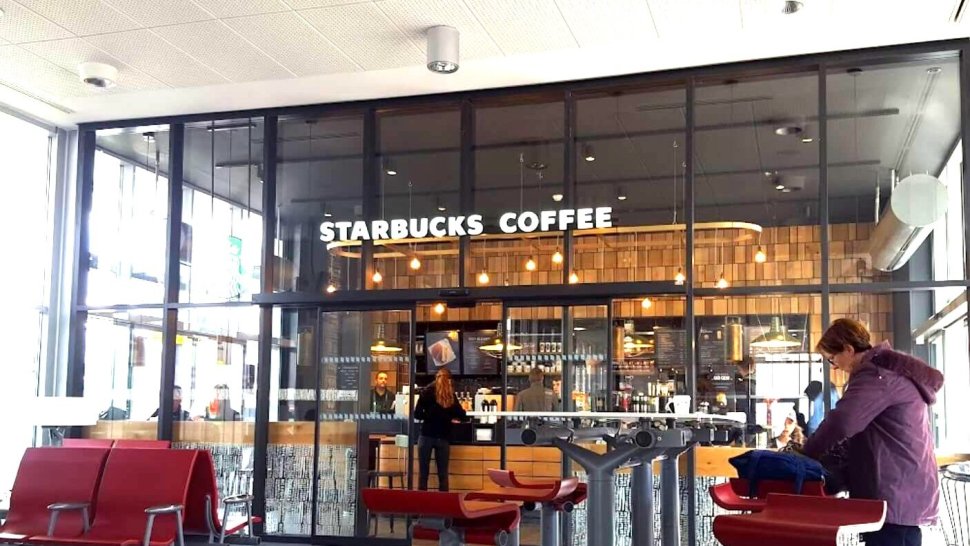 vitrine starbucks gare lyon part dieu