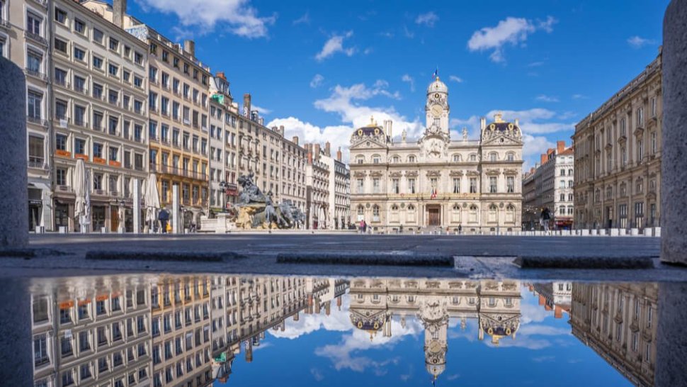 reflet hotel de ville de lyon depuis plan eau place des terreaux